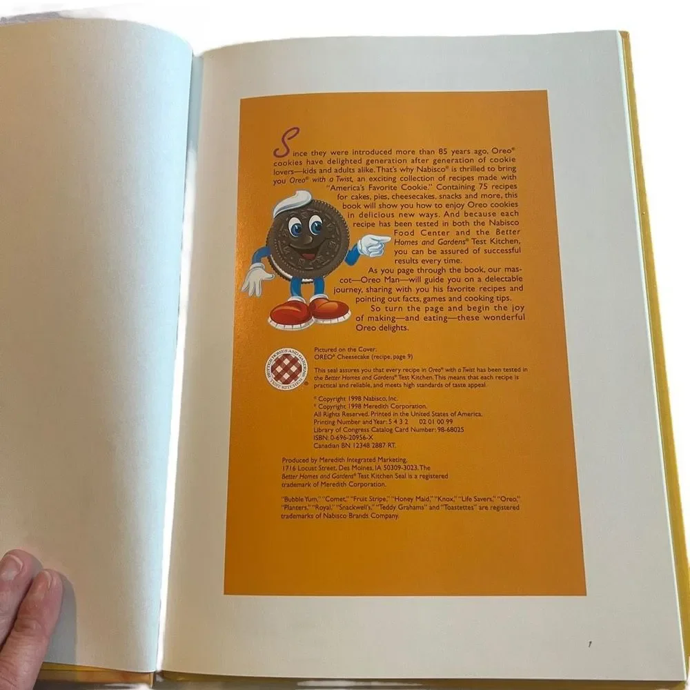 Oreo‎ With A Twist Cookbook by Meredith Books 75 Easy Recipes & Food Crafts